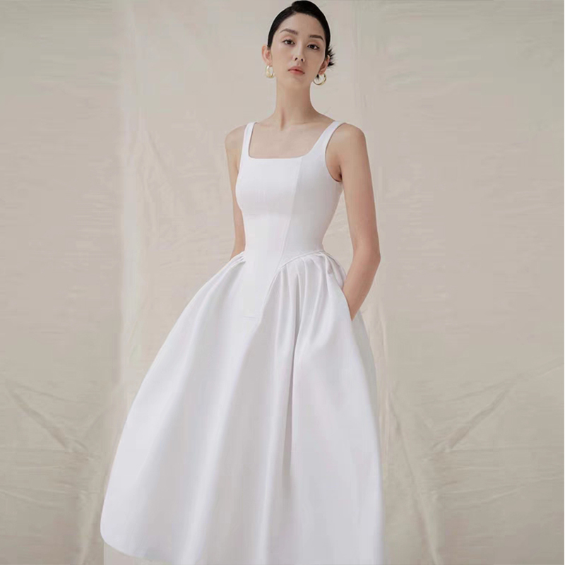 French Hepburn Style White Square-Neck Sleeveless Dress with a Stylish Design, Vietnamese Niche Mini Dress for Summer