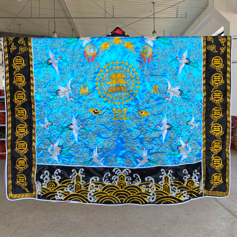 Blue and thick men and women in the clothes of the crane dress and clothes of the gown of the gown