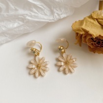 Little wild chrysanthemum daisy flower mosquito coil ear clip without ear hole girly temperament Super fairy style fashion and cute