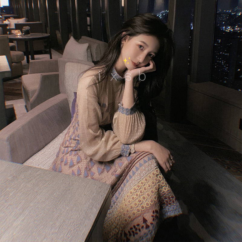 The counter shopping mall withdraws the international big-name cut label, the remaining single-tailed single women's clothing, the long-sleeved dress, the women's spring and autumn design sense