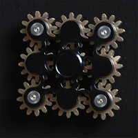 Девять -зубчатые черные