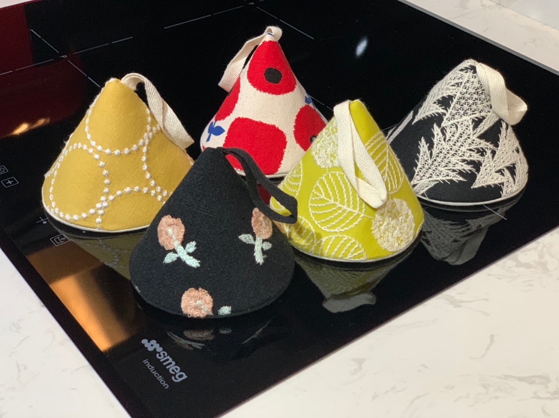 Treasures handmade custom Japanese embroidery small daisy kitchen triangle pot hat anti-scalding heat insulation handmade fabric