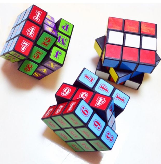 Cuộc thi sinh viên khối Rubik của nhóm thứ ba trơn tru siêu nhân đồ chơi
