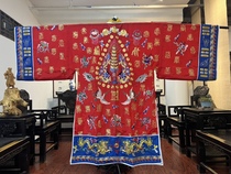 Taoist priests uniform is all gold with Xiaotai Shou characters. Taoist high-gong ritual robes and robes are available in multiple colors.