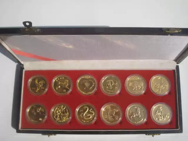 上海造幣廠1981-1992年一輪十二生肖銅鍍金紀念章（原裝木盒）