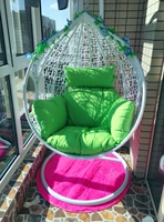 Белые подлокотники висят синие