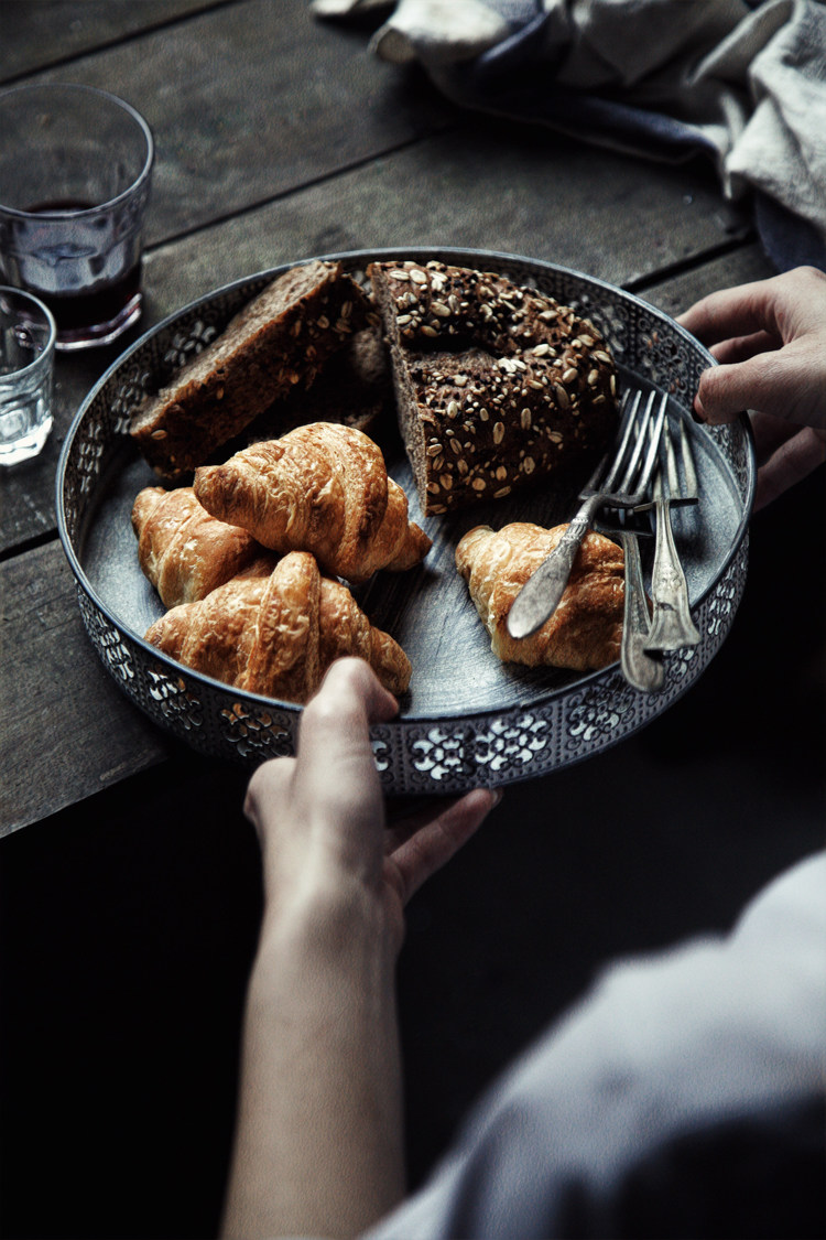 Retro to make old round hexagonal hollowed-out flower pattern nursery tray bread pan fruit blue containing