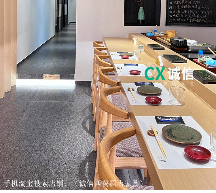 Стол и стул суши перед доской_21.jpg