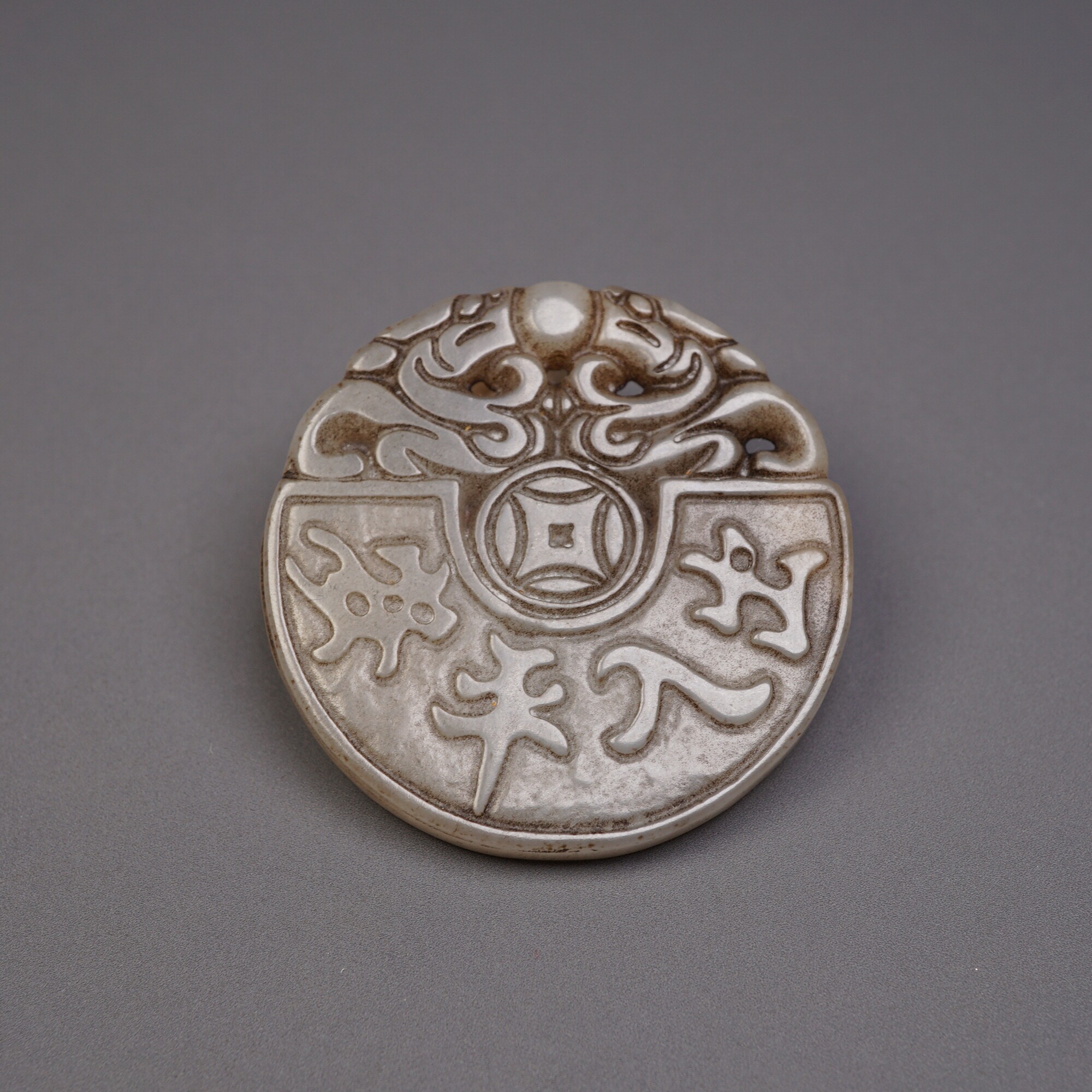 天然老和田玉龙纹圆牌｜一眼千年！古风吊坠收藏界的“白月光”来了！-颈