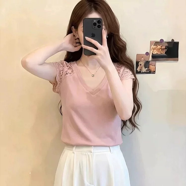 French-Style Retro V-Neck Pink Short-Sleeve T-Shirt for Women, Summer Design with Lace Hollow-Out Patchwork, Slim-Fit Base Top, Trendy French-Style Retro V-Neck Pink Short-Sleeve T-Shirt for Women, Summer Design with Lace Hollow-Out Patchwork, Slim-Fit Base Top, Trendy