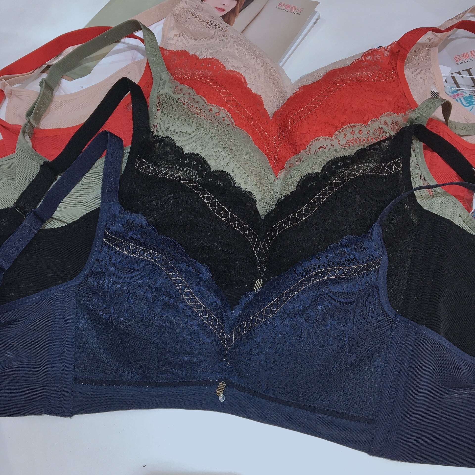 Romantic Spring 26010206 Autumn and Winter New Thin Breathable Adjustable Shape Gathering No Steel Ring Thin Cup B Cup Bra