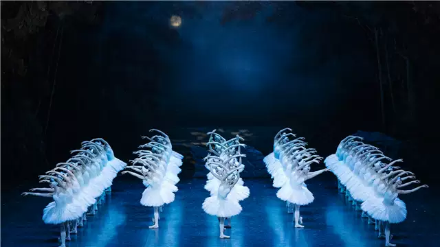 上海芭蕾舞团《天鹅湖》(图2)