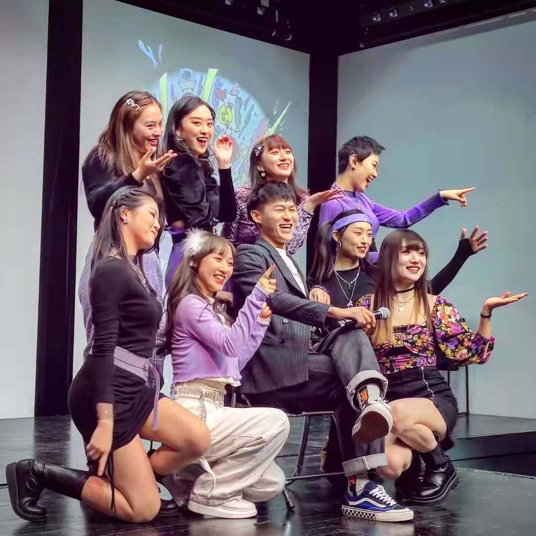 荒诞的剧情和出色的表演让观众笑中带泪