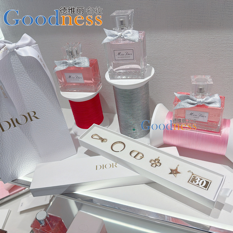 Domestic Dior Official Store Metal Keychain Accessories DIY Charms Four-Leaf Clover Star Accessories Domestic Dior Official Store Metal Keychain Accessories DIY Charms Four-Leaf Clover Star Accessories