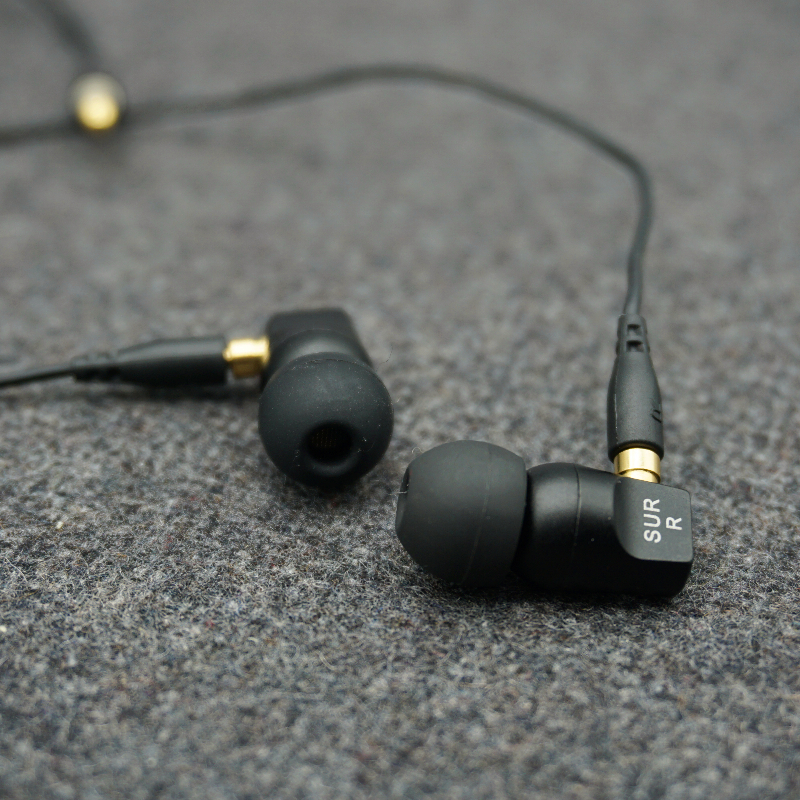 hifi sound effects, strong bass, metal plug-in design, high-end headphones, black in-ear headphones