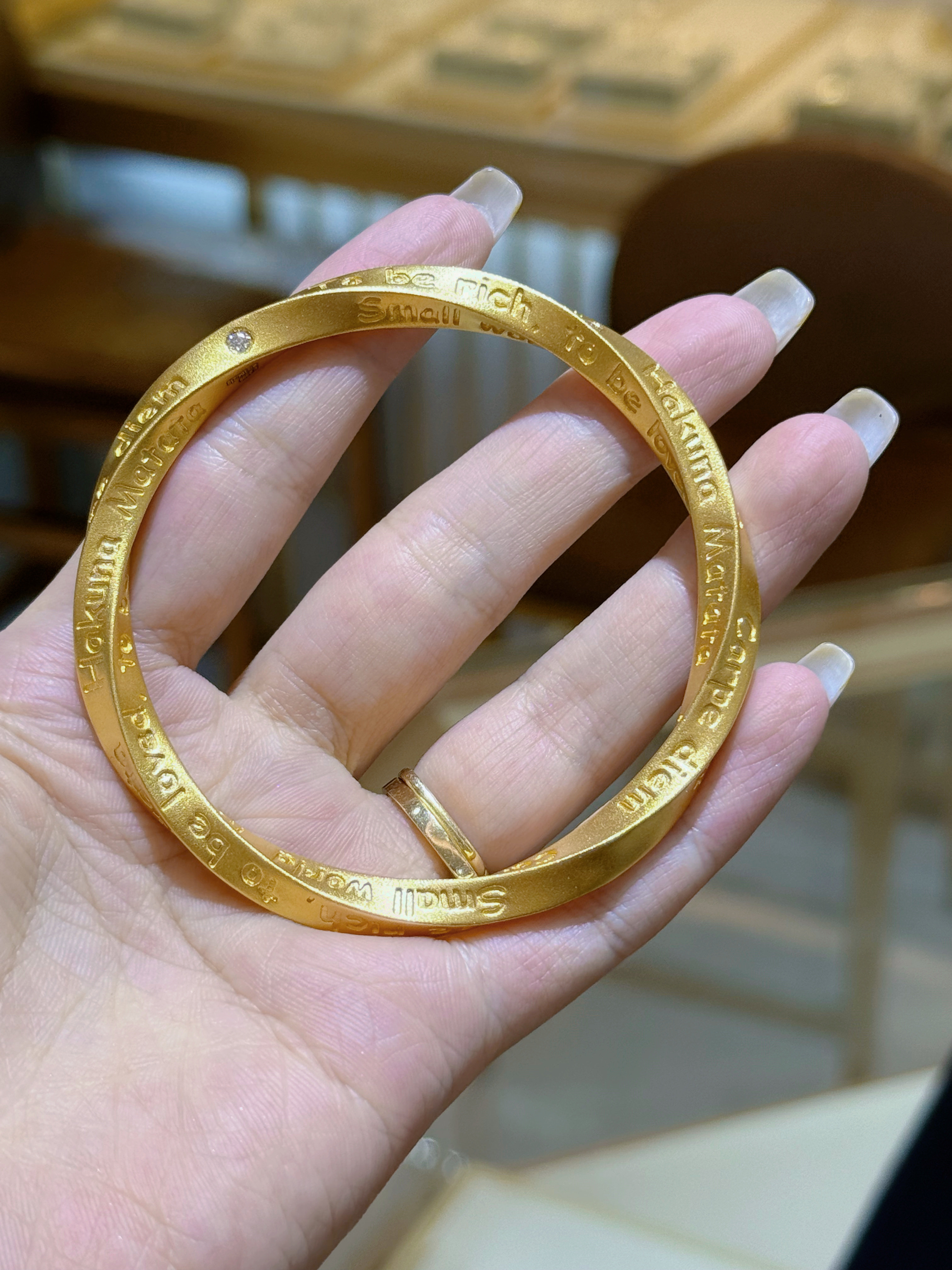 王小薇珠宝黄金手镯新款足金999：发财被爱好运常在，时尚潮流新宠儿！-黄金镶钻手镯-淘宝好物网