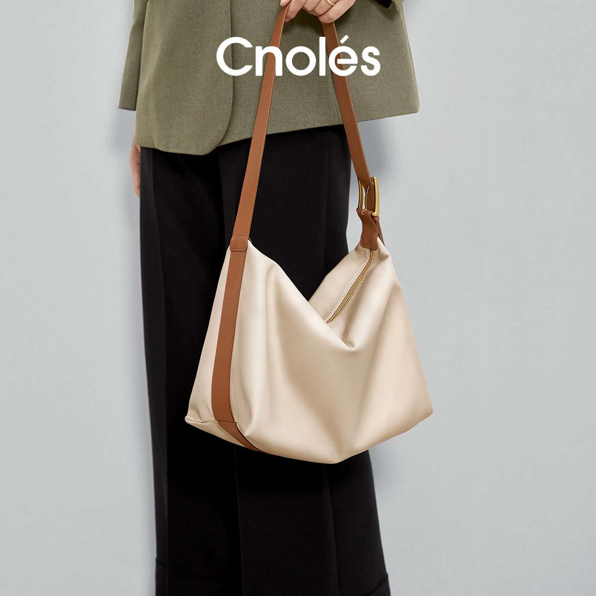 Capacious shoulder bag