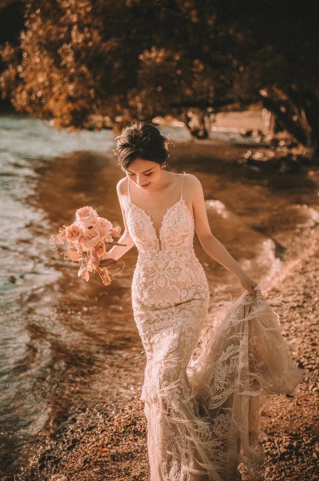 Advanced Custom Fishtail Wedding Dress 2022 New Harnesses Deep V Collar Retro Lace Trailing Sens Outdoor Light Wedding Dresses