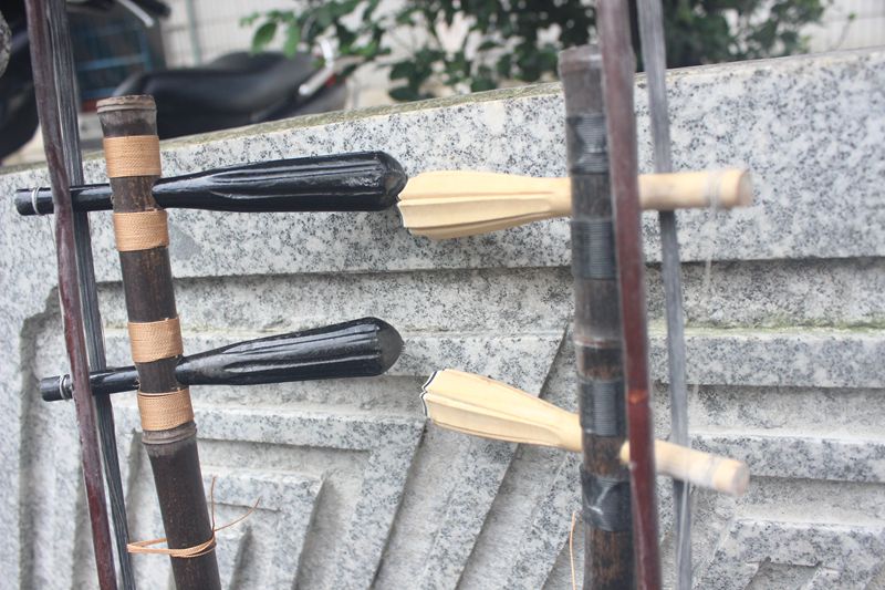 Nhạc cụ Jinghu chuyên nghiệp cho người mới bắt đầu Zizhu Jinghu Chơi chuyên nghiệp Jinghuwu da rắn xipi hai màu vàng - Nhạc cụ dân tộc dan ty ba