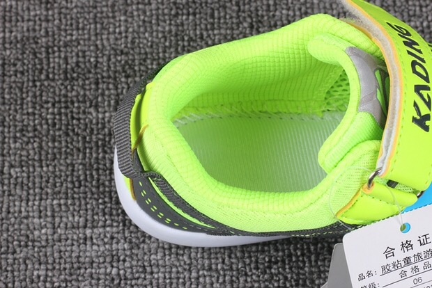 Mùa xuân và mùa hè Mô hình cha mẹ và con mới lưới giày thể thao thoáng khí Giày trẻ em Velcro giày chạy nhẹ nhẹ thoải mái giày thường - Giày dép trẻ em / Giầy trẻ giày thể thao trẻ em nữ