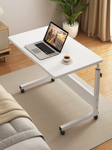 Ноутбук, простой домашний диван для отдыха