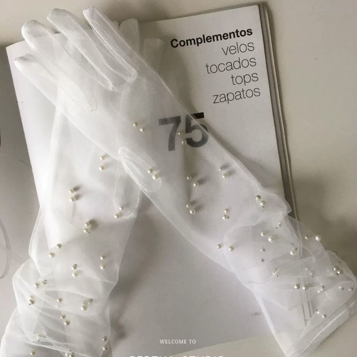 Popular online celebrity style tulle pearl gloves, fingerless, beaded, long lace gloves, perfect for brides, wedding dresses, birthday photos.