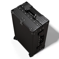 Металлический угловой алюминиевый рамный ночью