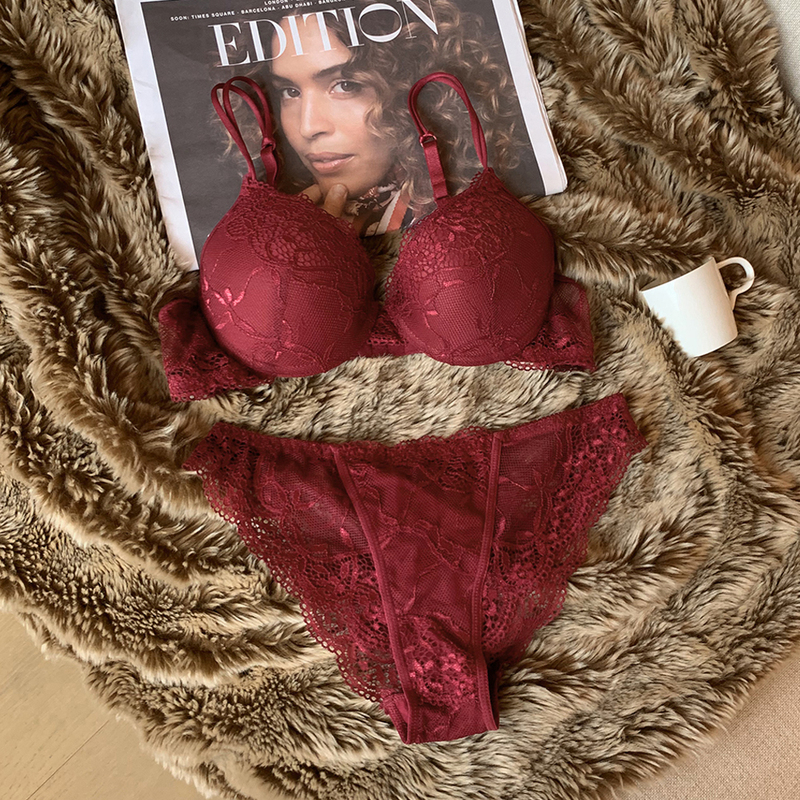 Red Zodiac Year Sexy Lace Small Bust Thin Push-Up Bra Set for Women, Adjustable Bra That Makes Large Busts Appear Smaller