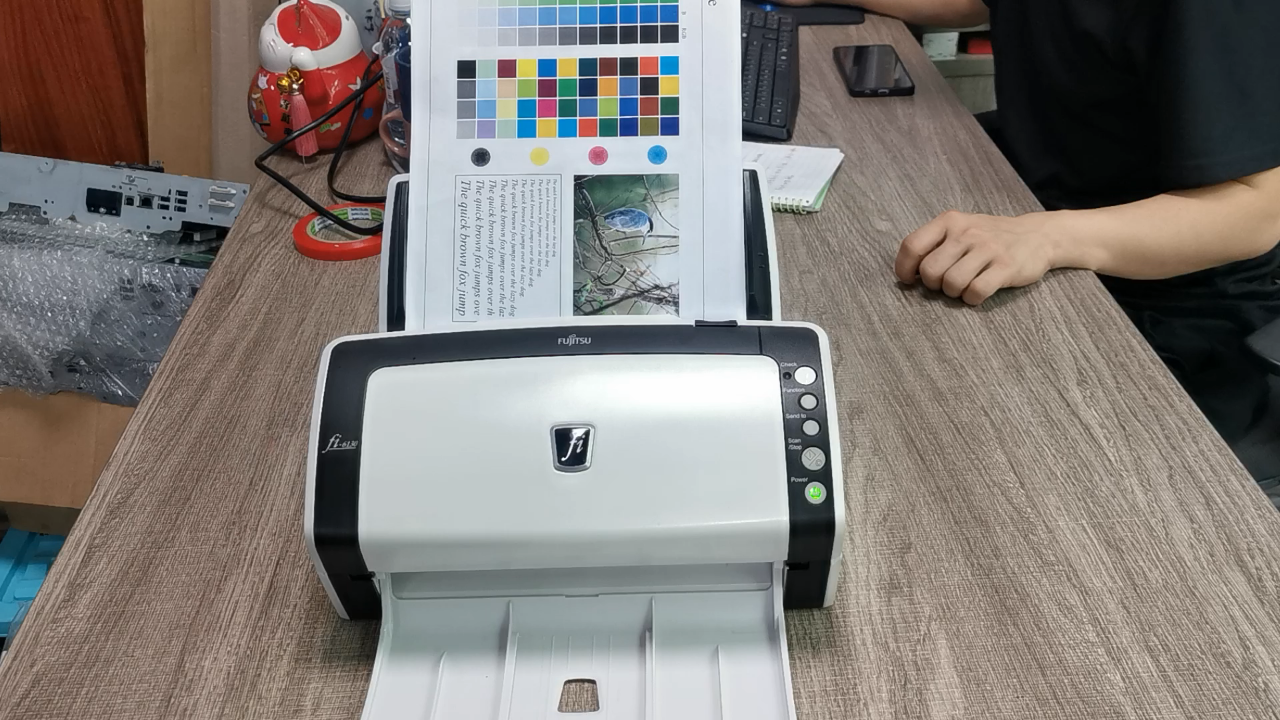 这个扫描仪真能够以一机吞下整箱内容？打工人泪目了。