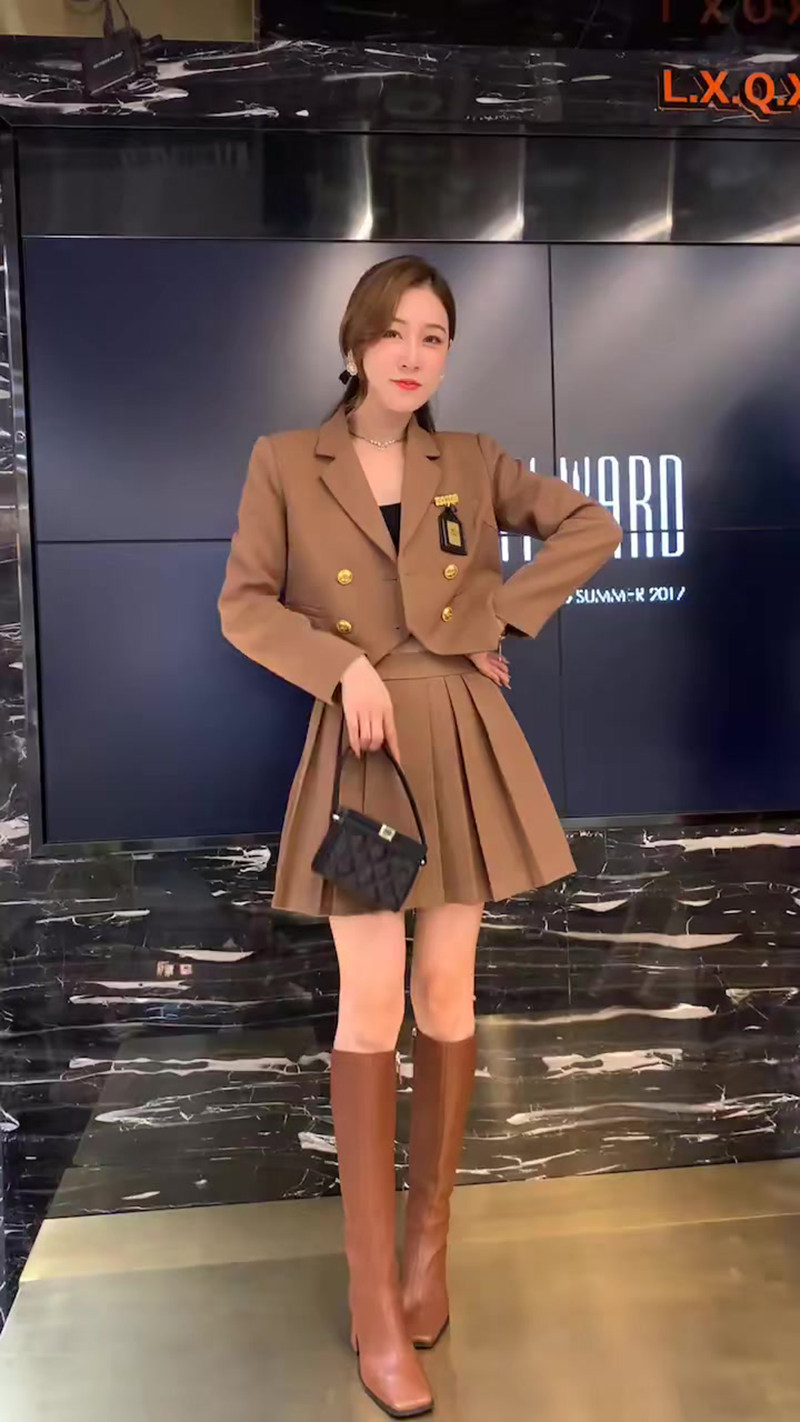 French design small suit short coat female European goods 2022 fashionable foreign style small suit pleated skirt two-piece set