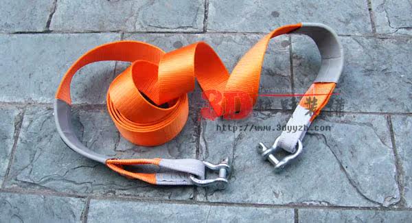 Держа дерево с помощью прицепа прицепа прицепа