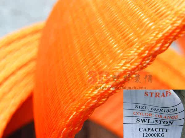 Держа дерево с помощью прицепа прицепа прицепа