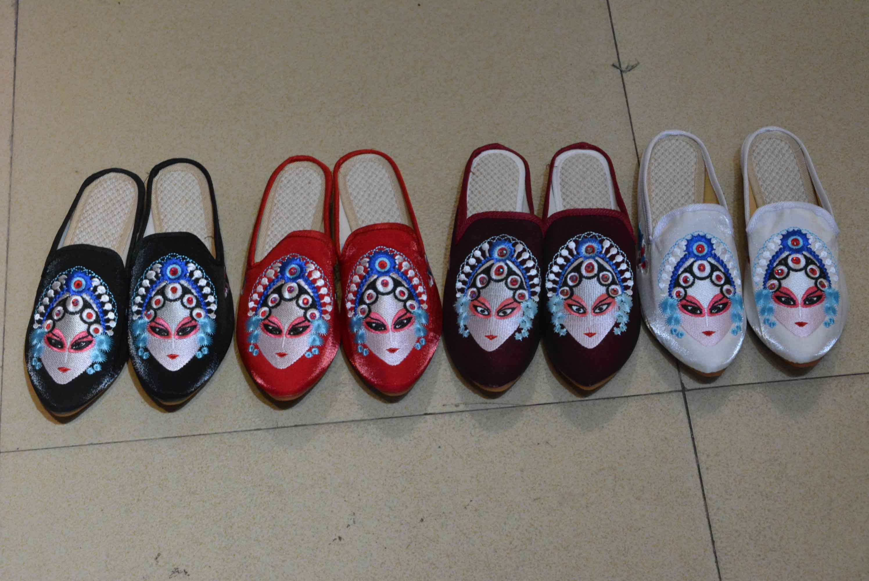 Cui Yingying slippers 2018 new spring and summer Chinese style embroidery flower Xixiang Ji pointed head Baotou women's cloth sandals