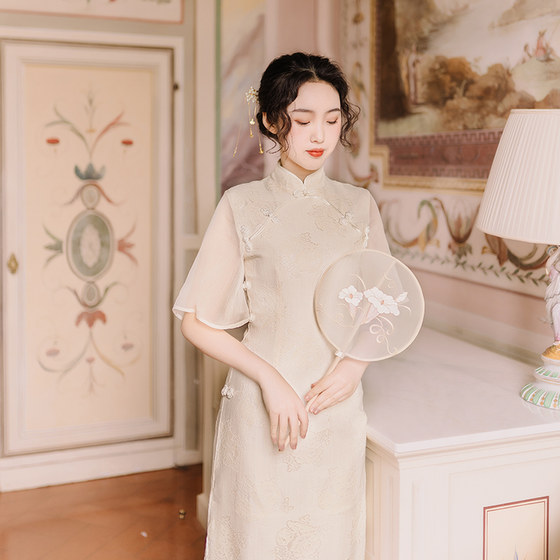 Lujin's homemade <Zhuang Sheng Xiaomeng> beige double-breasted, buttoned and slit girl's slimming improved version of the cheongsam dress