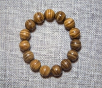 Golden silk Nan dead wood old material 1 5 hand string small leaf Zhen Nan Buddha beads full of lightning Large melon ripple collection