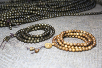 Gold silk Nanmu 108 hand string small leaf Zhennan old material 0 8 Buddha beads gloomy green material couple style text play bracelet pendant