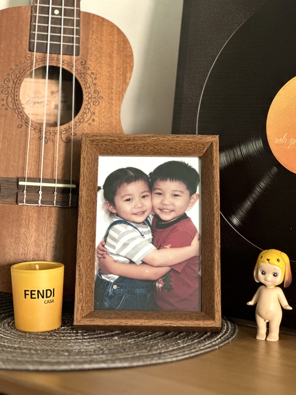 Ai-Generated Childhood Hug Photos, 520 Birthday Gift for Boyfriend/Girlfriend, Includes Synthetic Photos and Photo Frame