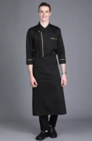 Черный лонгслив, юбка в складку, фартук