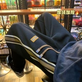 Утепленные дизайнерские демисезонные джинсы с начесом, бархатные штаны для отдыха, тренд сезона, свободный прямой крой, в американском стиле