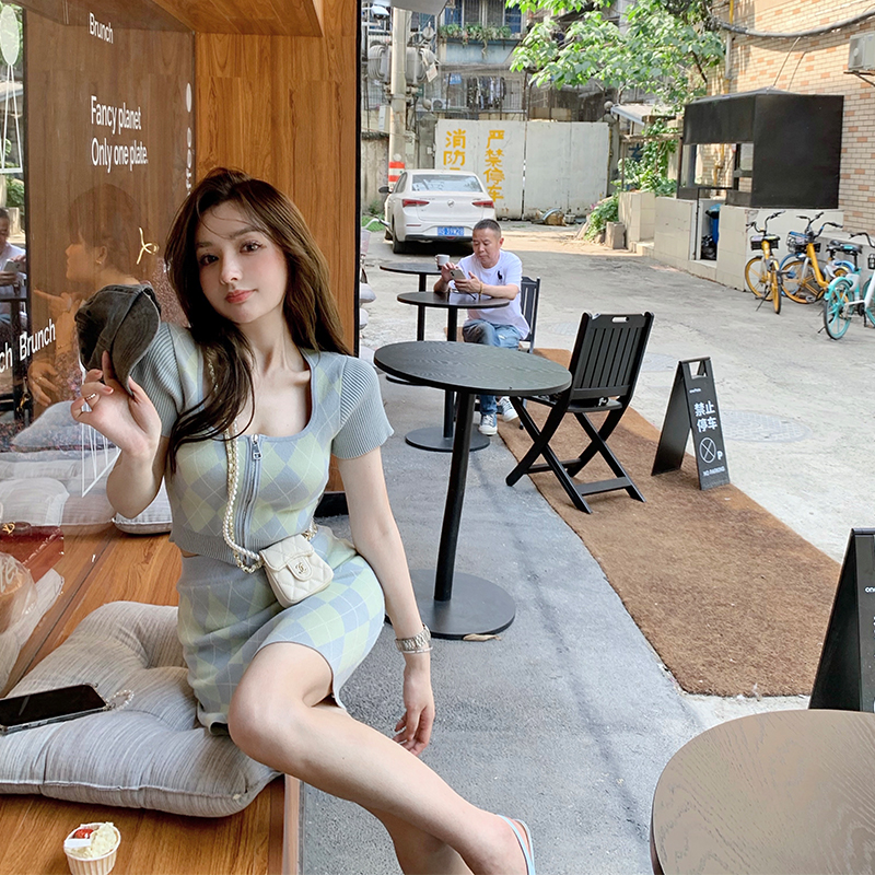 DoggyQin knitted suit with excellent color matching Simple and slim plaid top and half skirt Xiaoxiang two-piece suit