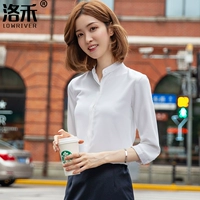 Белый (стоящий воротник темная планка)