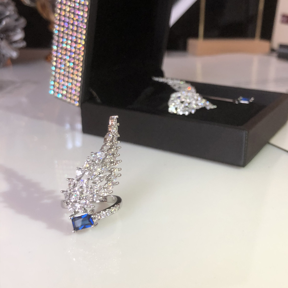 Marry light extravaganza with a small crowd design micro-inlaid full drill feather ring asymmetrical S925 silver needle ear pin