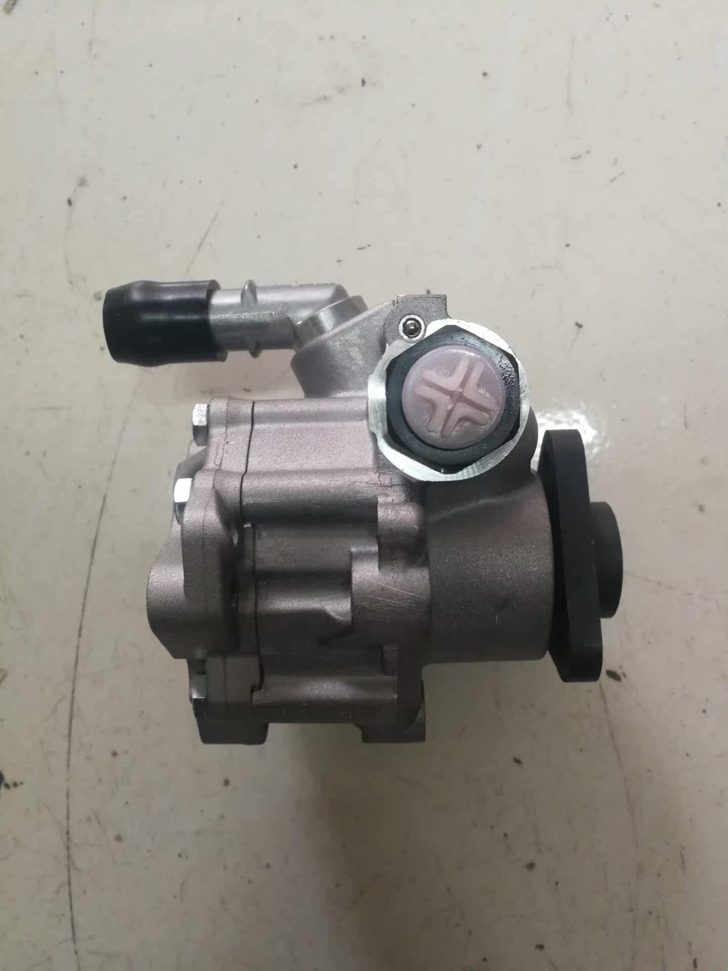 Special offer Jinbei Futian Zhongshun Jinlongge Ruisi steering machine steering booster pump power steering oil pump