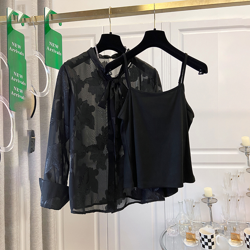 Socialite Style Slimming Slightly Sheer Lace Shirt for Women, Loose Fit, Age-Reducing, Versatile, Niche Black Long-Sleeve Top for Spring and Autumn