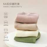 Пот и дышащий нелегко вонючие ноги.