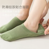 Пот и дышащий нелегко вонючие ноги.