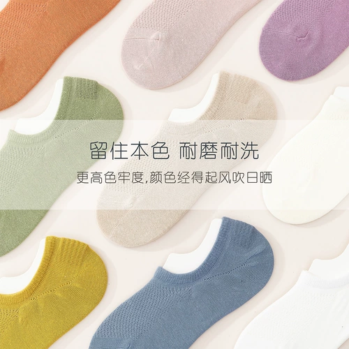 Пот и дышащий нелегко вонючие ноги.