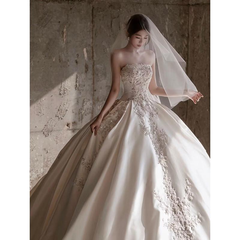 チューブトップサテンメインウェディングドレス花嫁2025新しい頑丈な宮殿スタイルの高品質の質感軽い高級長いトレーリングアウトベール