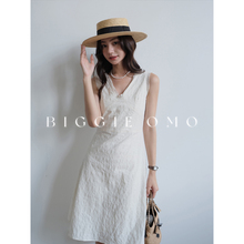 Biggie Omo 2024 Summer Design Korean V-neck Elegant and Flowing Waist Polka Dot Tank Top Dress