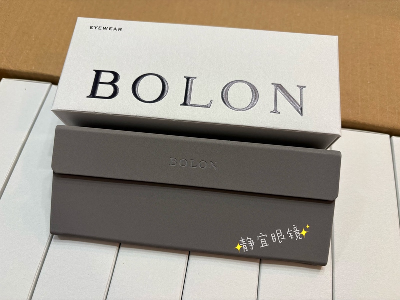 Suitable for Myopia Glasses, Tyrannosaurus Original Triangular Anti-Pressure Glasses Case, Simple and Stylish Portable Magnetic Glasses Case